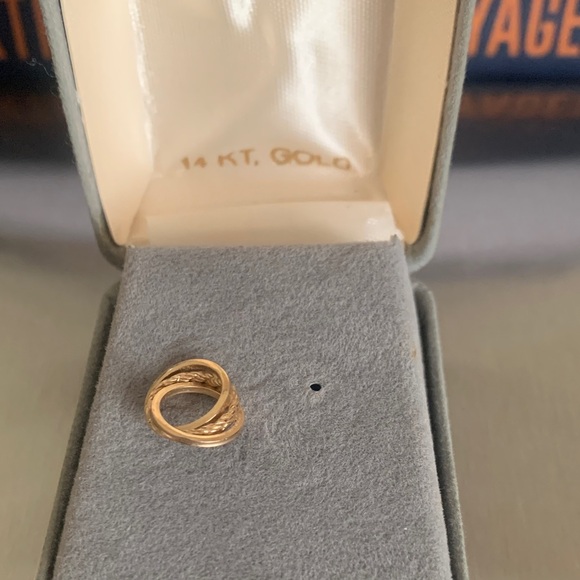 Jewelry - Elegant Gold vintage 14 kt singular earring 53